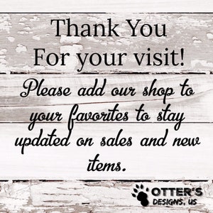 Puede incluir: Un letrero de madera r&uacute;stico con pintura blanca descascarada, que presenta el texto "Thank You For your visit! Please add our shop to your favorites to stay updated on sales and new items."  El letrero tambi&eacute;n incluye un logotipo de huella de pata con el texto "OTTER'S DESIGNS, US".
