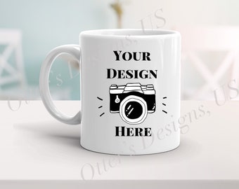 Elegante taza de café Mockup, 11 Oz taza de café blanco, fondo desenfocado en blanco taza Mockup-Digital archivo