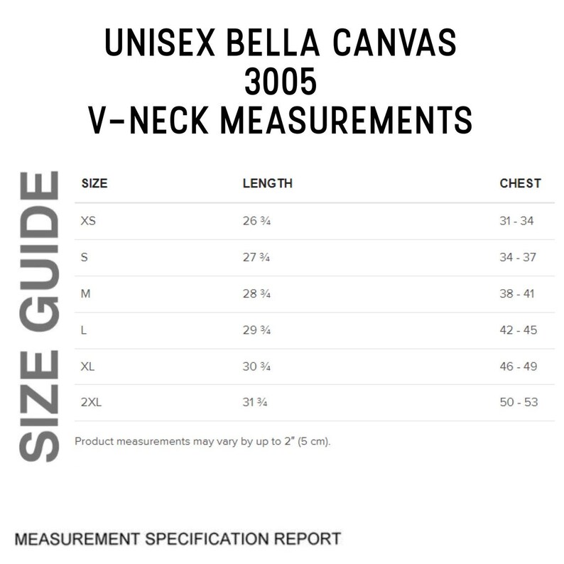 Puede incluir: Tabla de tallas para camisetas de cuello en V unisex Bella Canvas 3005. La tabla muestra las tallas XS a 2XL con las medidas de pecho y longitud correspondientes en pulgadas.