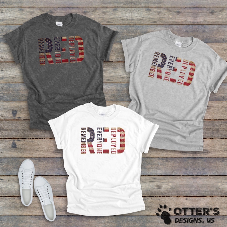 Puede incluir: Tres camisetas con la palabra "RED" escrita verticalmente en un dise&ntilde;o de bandera estadounidense desgastado. El texto es "DEPLOYED, EVERYONE, REMEMBER".