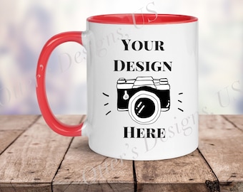 Elegante maqueta de taza de café de dos tonos, taza blanca de 11 oz con mango y borde rojos, mesa de madera, maqueta de taza en blanco-archivo digital