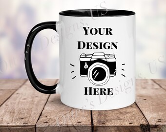 Stilvolle Kaffeebecher Mockup, 11 Oz weiß Becher mit schwarzem Griff und Felge, Holz Tisch unfokussiert Hintergrund leere Becher Mockup-Digitale Datei