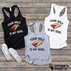 Dein Loch ist mein Ziel || Lustige sarkastische Corn Hole Tank, lustige Cornhole Shirts, werfen Cornhole Taschen, Frau, Racerback Tank