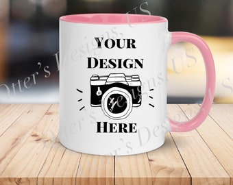 Stilvolle Zweifarbige Kaffeetasse Mockup - Rechts, 11 Oz Weiße Tasse mit rosa Griff und Rand, Helles Holz Tisch, Blank Mockup-Digital