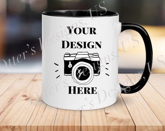 Stilvolle Zweifarbige Kaffeetasse Mockup - Rechts, 11 Oz Weiße Tasse mit schwarzem Griff und Rand, Leichter Holztisch, Blank Mockup-Digital