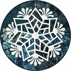 Könnte beinhalten: Ein weißes Schneeflocken-Design mit einem geometrischen Muster auf einem dunkelblauen Hintergrund mit einem floralen Muster.