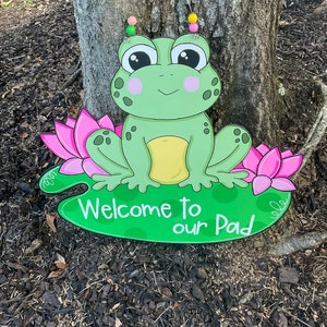 Spring Door Hanger, Frog Door Hanger, Spring Decor, Frog on Lily Pad Door Hanger, Summer Door Hanger