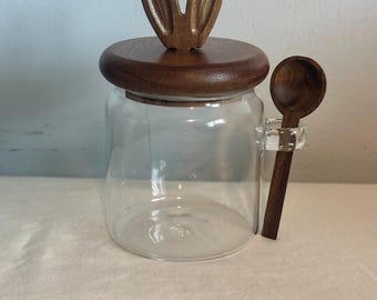 Vintage Style Condiment Jam Jar Sugar Jar honey jar with Wooden Seal Lid and Wooden Dipper Spoon Office Home Kitchen Serving Glassware Decor