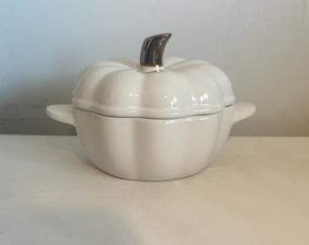Vintage Style Global Design Connections 18 fl oz White Stoneware Pumkin Cocotte with Lid Office Home and Kitchen Cookware Serving Decor