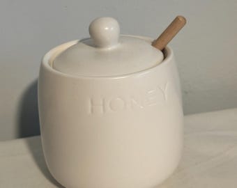 Vintage Style Bushwick Kitchen Soft White Ceramic Honey Pot with Lid and Wooden Honey Dipper Stick Office Home and Kitchen Serving Decor