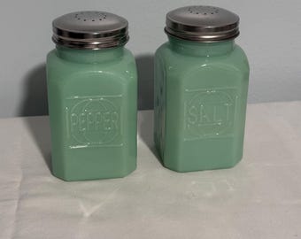 Vintage Light Green Large Jadeite Pressed Glass Salt and Pepper Shakers 2 Piece Set Office Home Kitchen Cooking Serving Glassware decor
