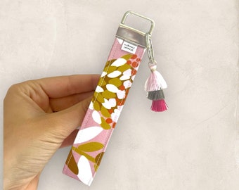 Llavero rosa con estampado floral, llavero de tela de lino, cordón floral para la muñeca, bonito soporte para llaves de coche, regalo hecho a mano para ella.
