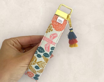 Llavero de pulsera floral, llavero de tela de lino, cordón floral para la muñeca, bonito soporte para llaves de coche, regalo hecho a mano para ella.