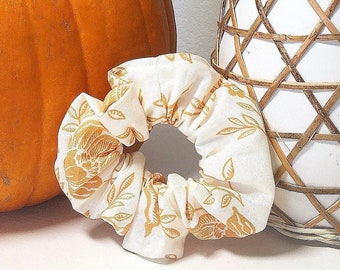 Witte bloemenscrunchie | Handgemaakte katoenen haarelastiekje