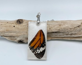 Wisiorek motyl monarcha