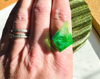 Green Diamond Swirly Ring
