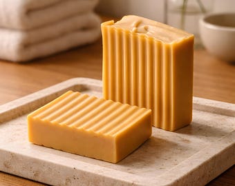 Jabones grandes (6 oz) elaborados en frío: carbón vegetal, avena y miel (sin perfume), árbol del templo, lavanda, pétalos de rosa, cúrcuma, hierba de limón, aloe vera.