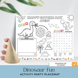 Könnte beinhalten: Eine weiße Aktivitäts-Tischset mit Dinosaurier-Illustrationen und dem Text "HAPPY GOTCHA DAY AVERY". Enthält ein Labyrinth, eine Wortsuche und Platz zum Zeichnen. Ein hellbrauner Partyhut mit braunen Zacken ist im Vordergrund.