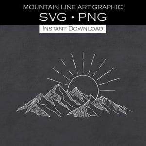 Pode incluir: Gráfico de arte de linha de montanha em preto e branco com um sol nascente. O design inclui o texto "MOUNTAIN LINE ART GRAPHIC SVG • PNG INSTANT DOWNLOAD". A imagem apresenta uma cordilheira estilizada e um sol radiante.