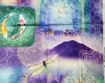Good Vibes Multi Twilight Collage Stoff von Clothworks. Lila Libellen Stoff Panel, Koi Fisch Stoff, Lila Quilt Stoff, wunderlich 010