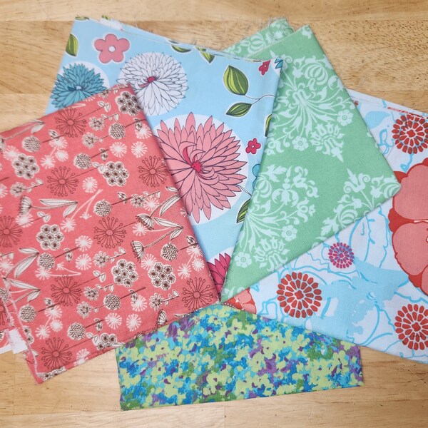 Katoenen quiltstofbundel, coördinerende katoenprints, blauwe quiltpartij, heldere bloemenstof, quiltstof, rode en blauwe bloemen