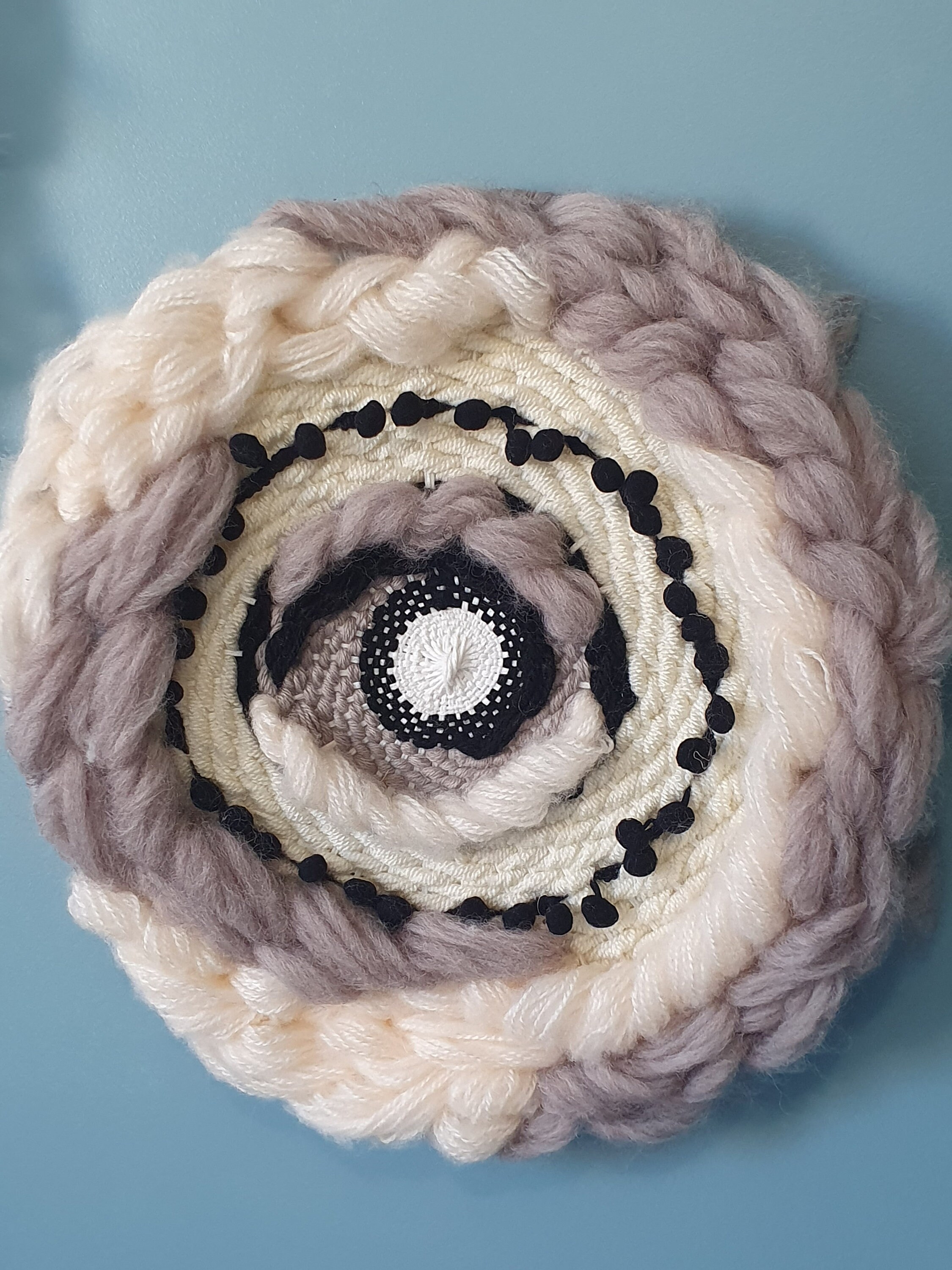 Décoration Murale en Raphia et Laine