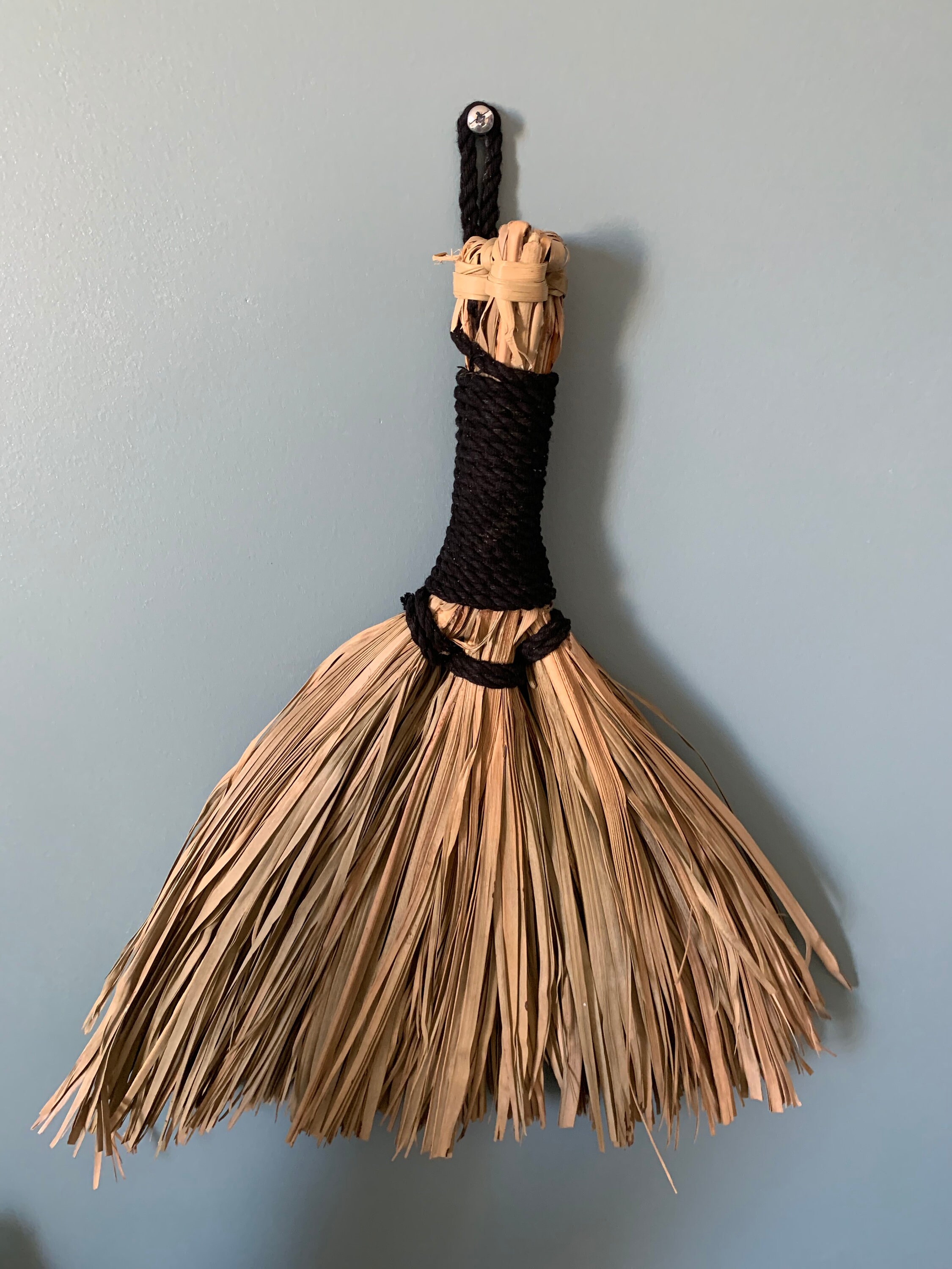 Balai Décoratif en Feuilles de Palmier