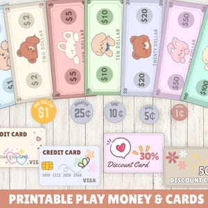 Puede incluir: Dinero y tarjetas de juego imprimibles con ilustraciones de osos de peluche y conejos en billetes, monedas y tarjetas de crédito. Las denominaciones van desde 1 € hasta 100 €, con tarjetas de descuento que ofrecen un 30% y un 50% de descuento.
