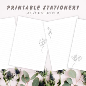 Könnte beinhalten: Druckbares Schreibwarenset mit liniertem Papier und minimalistischer floraler Strichzeichnung. Das Set enthält die Größen A4 und US Letter. Das Bild zeigt vier Blätter weißes Papier mit zarten Blumenzeichnungen. Der Text "PRINTABLE STATIONERY" steht oben.
