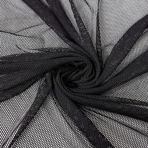 Könnte beinhalten: Schwarzes Netzgewebe mit einem kleinen, sich wiederholenden Gittermuster. Der Stoff ist gefaltet und drapiert, wodurch seine Textur und Flexibilität sichtbar werden.