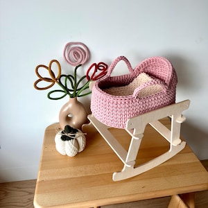Cesta de muñeca de punto con soporte, Regalo de Navidad para niños, Portador de muñecas de juguete, Cesta de cama para muñecas, Cama de muñeca para juguete, Cesta de muñeca de ganchillo,