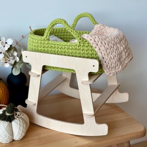 Cesta de muñeca de punto con soporte, Regalo de Navidad para niños, Portador de muñecas de juguete, Cesta de cama para muñecas, Cama de muñeca para juguete, Cesta de muñeca de ganchillo,