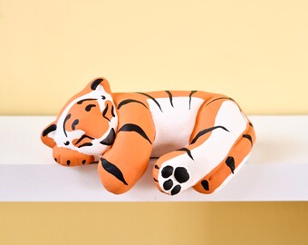 Tiger shelf animal - paw hanging off ledge