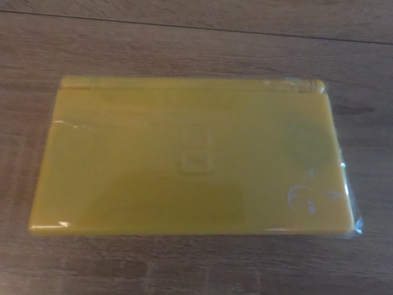 Nintendo DS Lite Giallo Pokemon con caricabatterie immagine 2