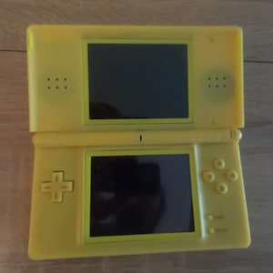 Nintendo DS Lite Giallo Pokemon con caricabatterie immagine 4