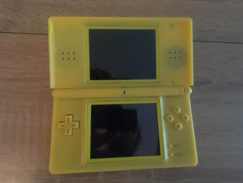Nintendo DS Lite Giallo Pokemon con caricabatterie immagine 4