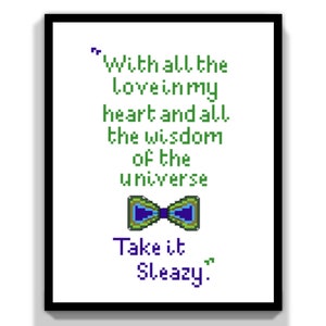Könnte beinhalten: Ein weißer Hintergrund mit einem grünen Textzitat, das lautet "With all the love in my heart and all the wisdom of the universe Take it Sleazy." Unter dem Text befindet sich eine grün-blau-gelbe Fliege.