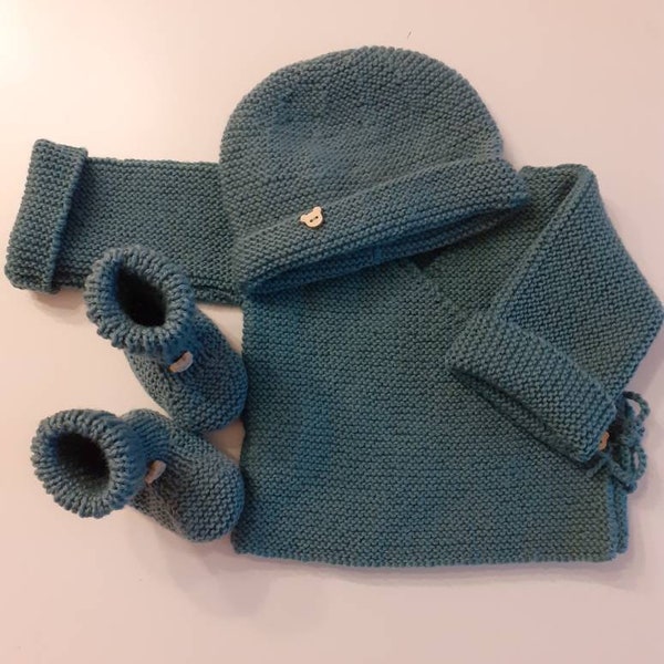 Ensemble brassière bonnet chaussons naissance 3 mois laine merinos naturelle française tricotée main. Cadeau naissance trousseau maternité.