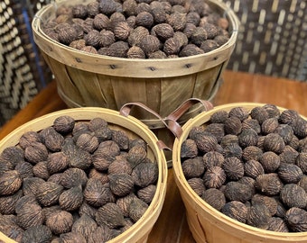 Peut inclure: Deux paniers en bois remplis de noix noires. Les paniers sont en bois naturel et ont un aspect rustique. Les noix sont de couleur brun foncé et ont une texture rugueuse.