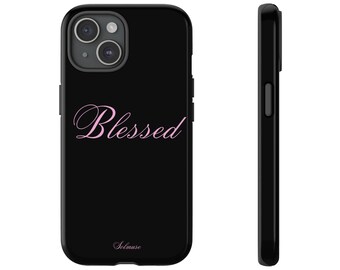 Op de afbeelding: Zwarte telefoonhoes met het woord "Blessed" in roze script. De hoes heeft een glanzende afwerking en een camera-uitsparing. De merknaam "Selmuse" staat onderaan.