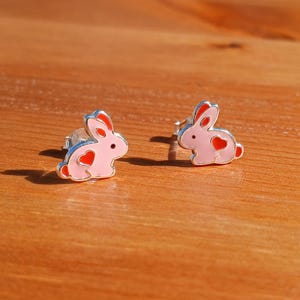 Orecchini a bottone in argento sterling con smalto rosa e rosso a forma di coniglietto