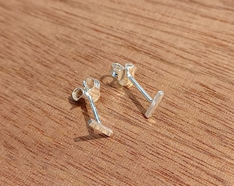 Aretes de plata de ley con barra pequeña