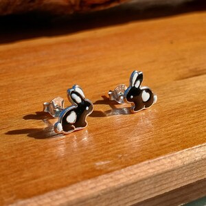 Pendientes de botón de conejo esmaltado en blanco y negro en plata de ley