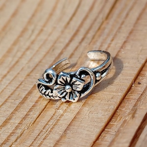 Sterling Silver Adjustable Vintage Flower Toe Ring image 1