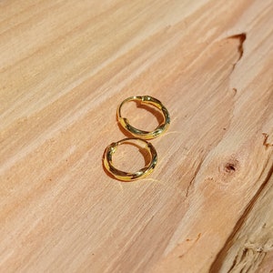 Förgyllda sterlingsilverringar i enkla vridna örhängen, 1 cm i diameter