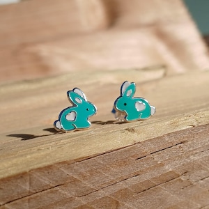 Pendientes de botón de conejo esmaltado en verde y blanco en plata de ley