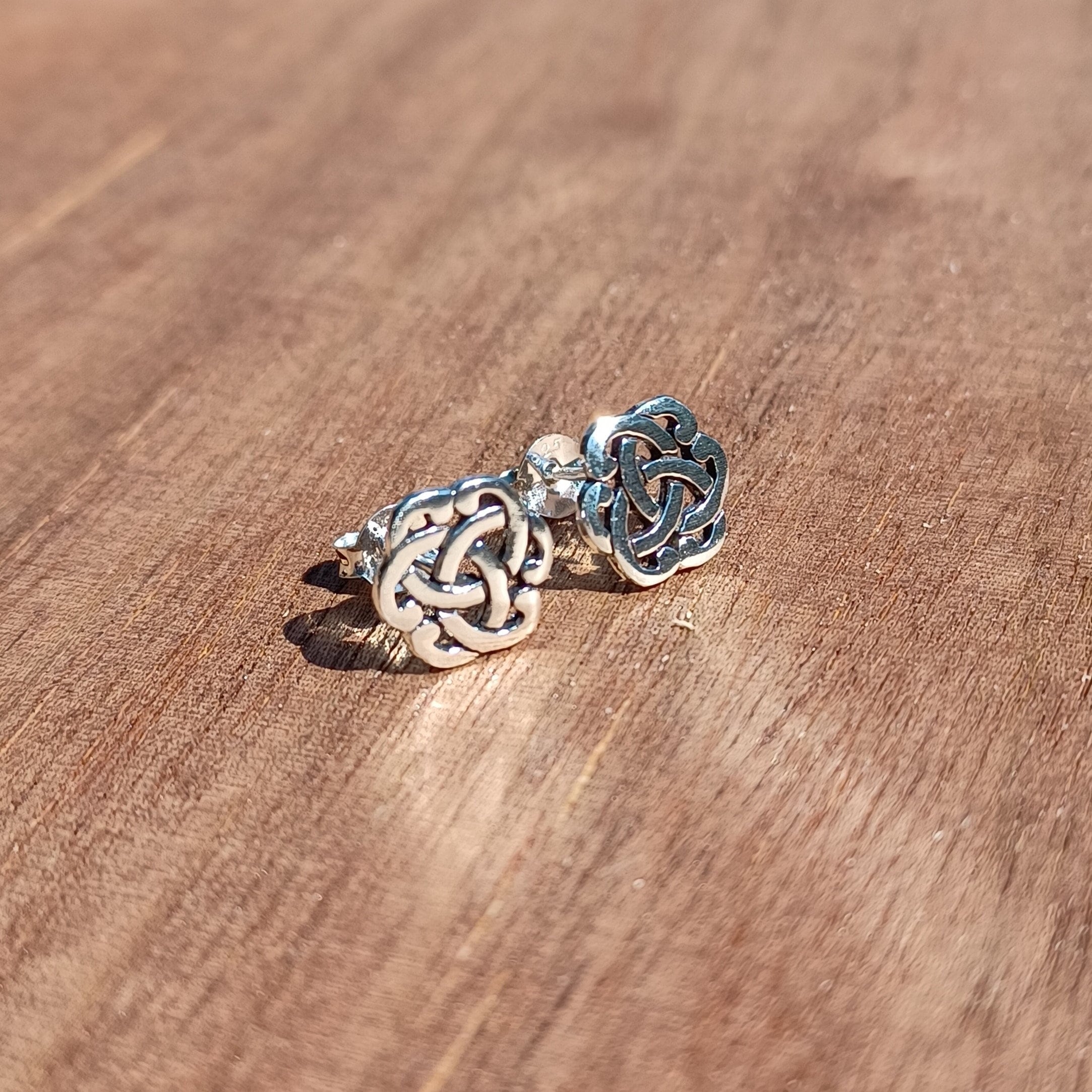Orecchini a bottone in argento sterling con motivo a rosa celtica - Italia