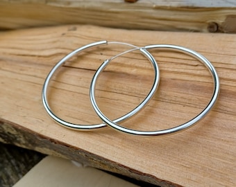 Boucles D'oreilles Créoles Argentées - Diamètre 6 Cm - Fantaisie - Neuf Sans Emballage