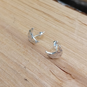 Orecchini a bottone a forma di mezzaluna con finitura martellata in argento sterling