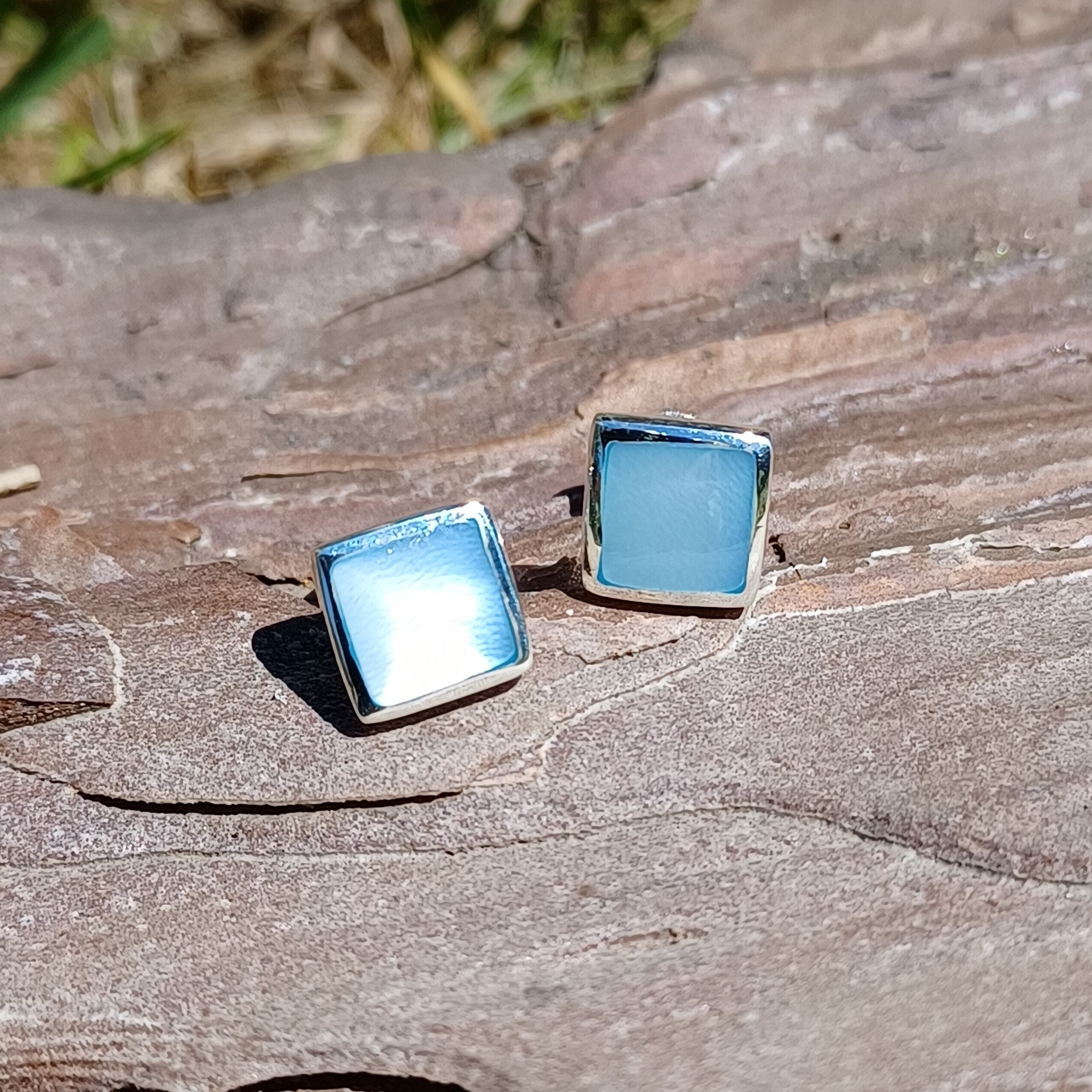 Orecchini a bottone quadrati con smeraldo per donna, gioielli estivi minimalisti, orecchini verdi, gioielli fatti a mano, regalo di compleanno per lei, regalo per la mamma - Italia